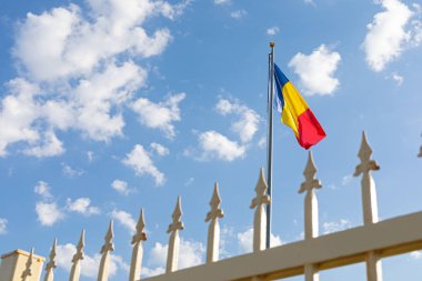 Demir çit ve Romen bayrağı