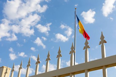 Demir çit ve Romen bayrağı