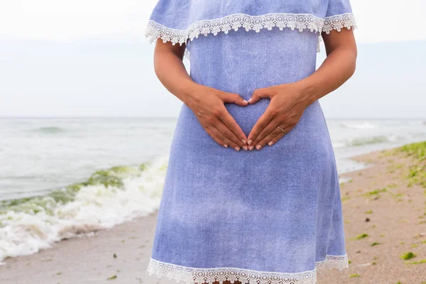 Kärlek graviditet på sommarlov — Stockfoto