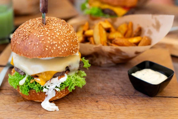 Délicieux cheeseburger aux quartiers — Photo