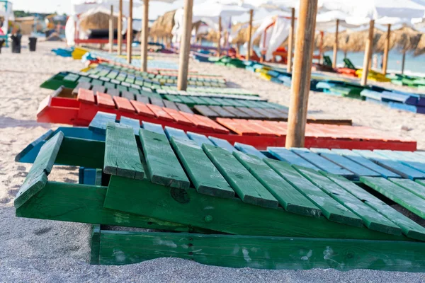 Lettini e ombrelloni colorati in spiaggia — Foto Stock