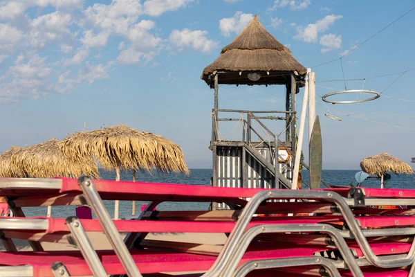 Colorful sunbeds and umbrellas at the beach — Stock Photo, Image