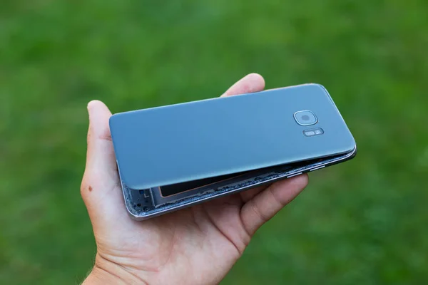 Gonfiore della batteria dello smartphone al litio — Foto Stock