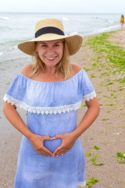 Mulher grávida no litoral — Fotografia de Stock