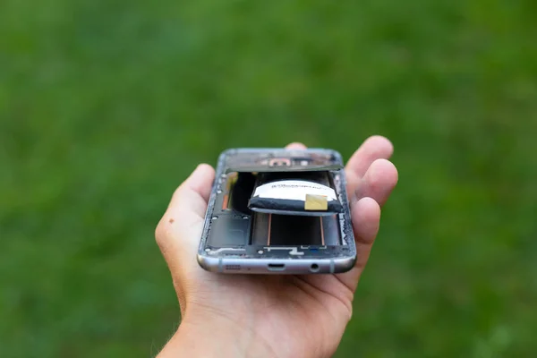 膨潤したリチウムスマートフォンバッテリー — ストック写真