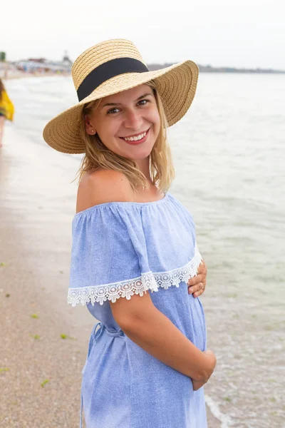 Mulher grávida no litoral — Fotografia de Stock