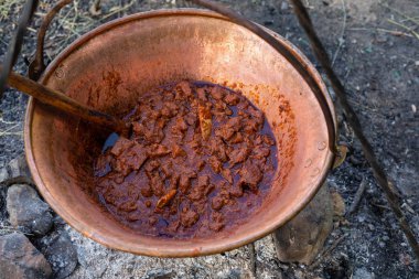 Bir su ısıtıcısı açık lezzetli gulaş