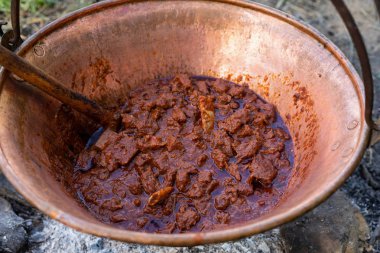 Bir su ısıtıcısı açık lezzetli gulaş