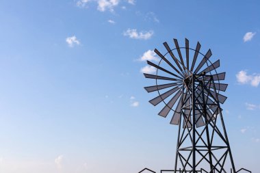 Mavi gökyüzüne karşı rüzgar gülü