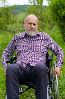 Tekerlekli sandalyedeki yaşlı erkekler
