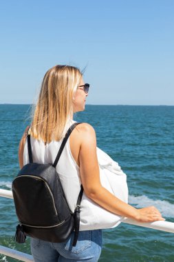 Deniz kenarında kadın turist