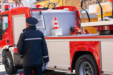 Kırmızı itfaiye araçları