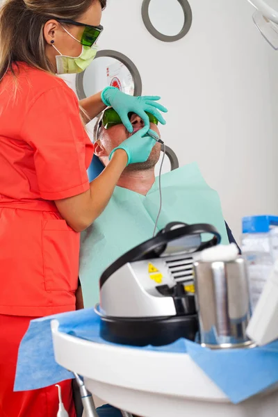 Jovem dentista feminina — Fotografia de Stock