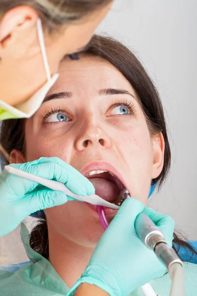 年轻的女牙医 — 图库照片