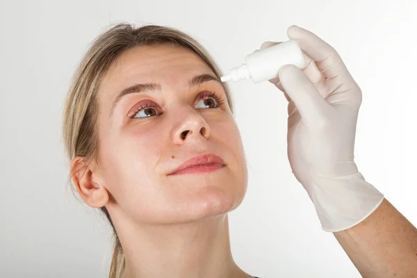 Mujer con infección ocular grave — Foto de Stock