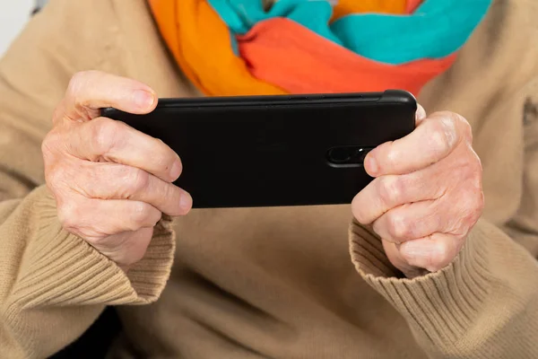 Abuela con un smartphone — Foto de Stock