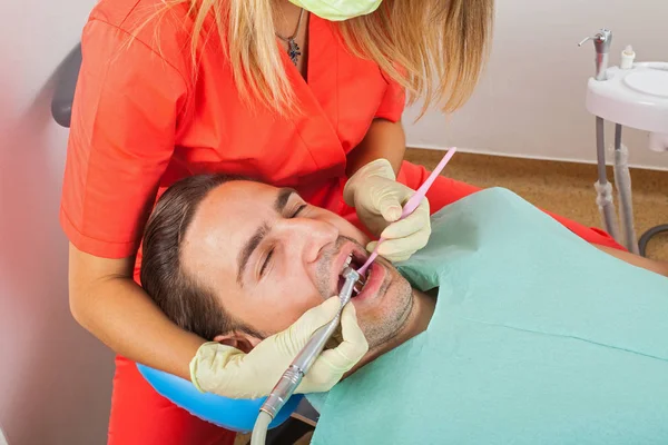 Dentista joven — Foto de Stock