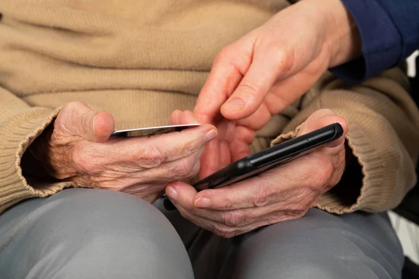 Abuela con un smartphone — Foto de Stock