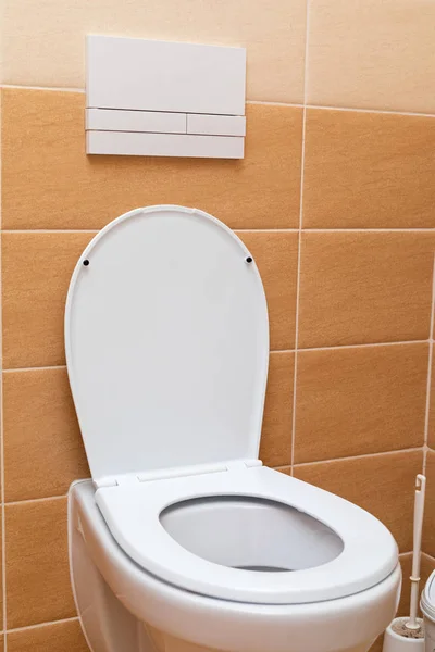 Toilettenschüssel im Badezimmer — Stockfoto
