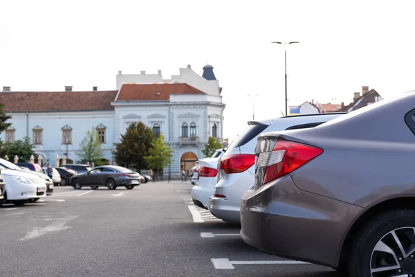 Samochody na parkingu — Zdjęcie stockowe