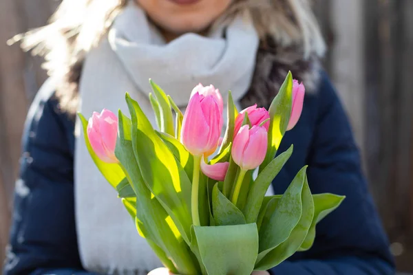 Леди держит тюльпаны — стоковое фото