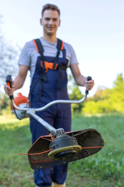 Cutting grass — Stock Photo, Image