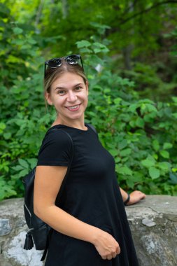 Neşeli genç kadın, grren arka plan