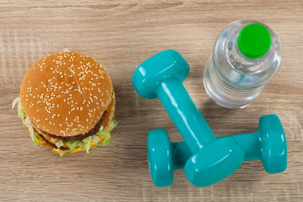 Stile di vita sano vs fast food — Foto Stock