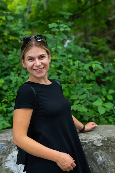 Cheerful young woman, grren background — Stock Photo, Image