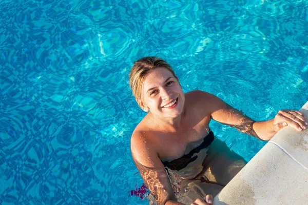 Woman relaxing at pool — Stock Photo, Image