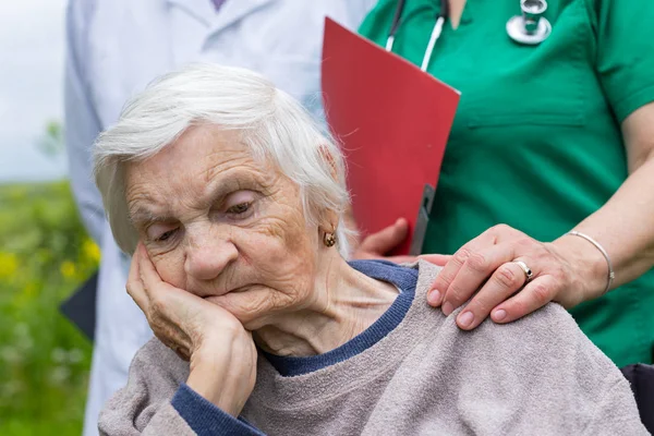 Portret starszej kobiety z chorobą demencji — Zdjęcie stockowe