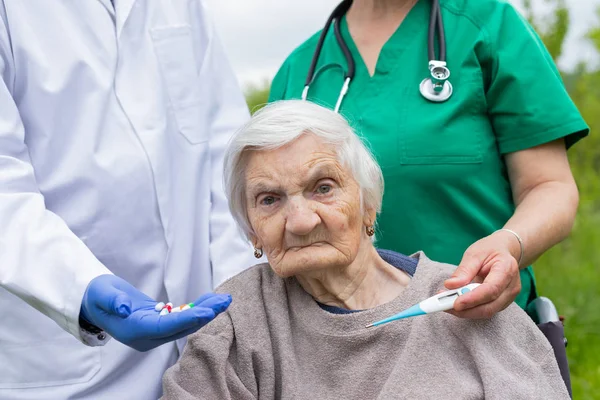 Portret van oudere vrouw met dementie ziekte — Stockfoto