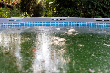 Kirli ve terk edilmiş yüzme havuzu