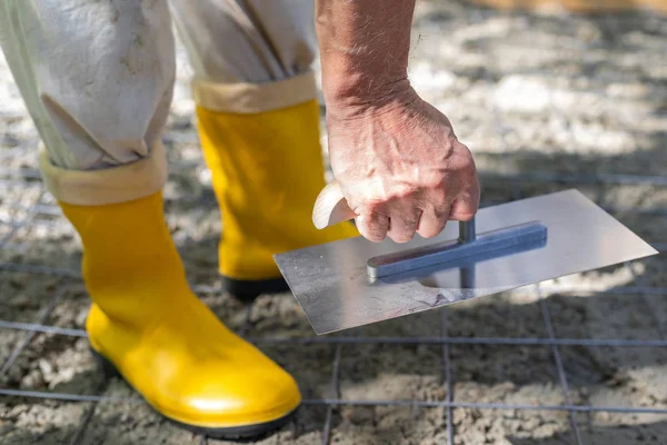 Pekerja dengan sepatu bot kuning — Stok Foto