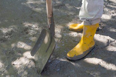 Sarı çizmeli işçi.