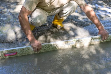 Sarı çizmeli işçi.