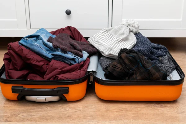 Cestování, kufr, byt — Stock fotografie