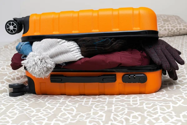 Cestování, kufr, byt — Stock fotografie