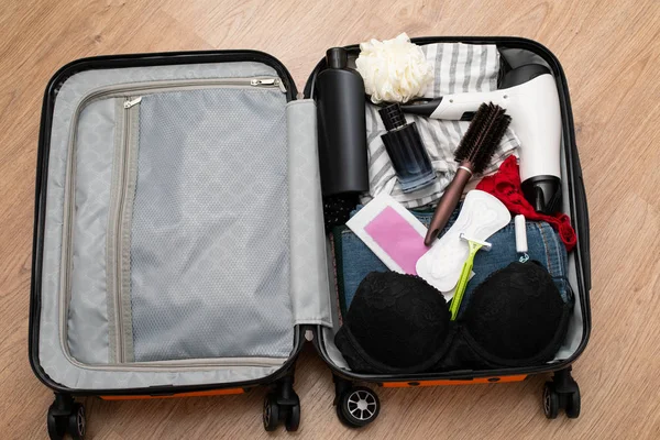 Utazás, bőrönde, apartman — Stock Fotó