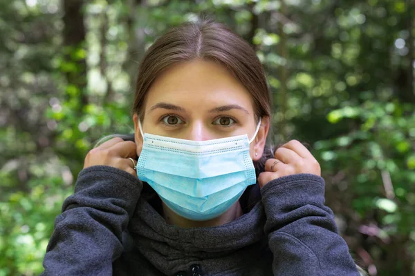 Mladá Žena Tráví Čas Venku Přírodě Nosí Chirurgickou Masku Době — Stock fotografie