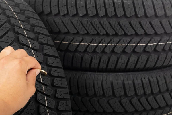 Close Picture Black New Car Tyre Mechanic Hand Next — Stock Photo, Image