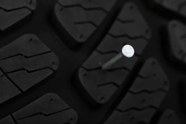 ブランドの新しい黒の自動車タイヤのクローズアップ画像 — ストック写真