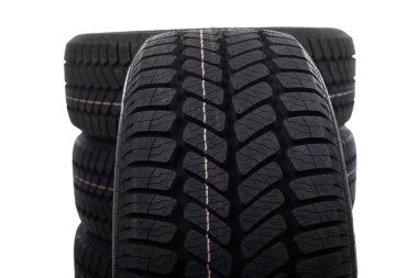 Yepyeni siyah otomobil lastiğinin yakın çekimi