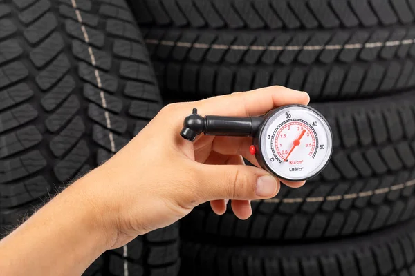 Fechar Imagem Pneu Carro Novo Preto Mão Mecânico Lado — Fotografia de Stock