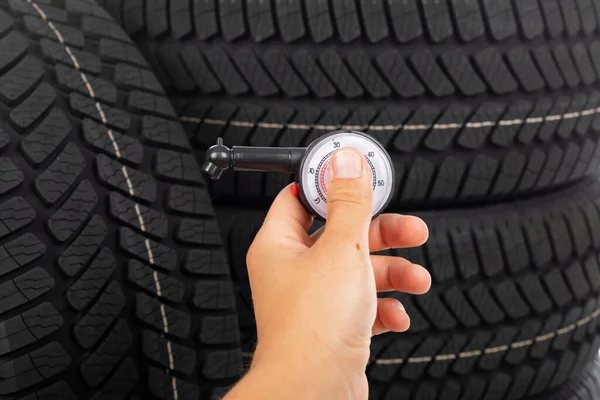 Fechar Imagem Pneu Carro Novo Preto Mão Mecânico Lado — Fotografia de Stock