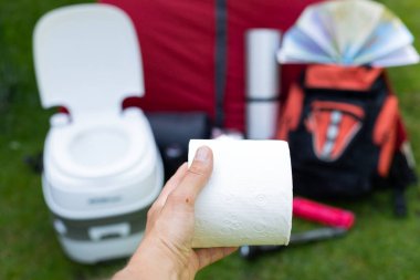 Otların üzerindeki kamp aletlerinin resmi - sırt çantası, çadır, benzin deposu, teneke kutu, pusula, vs. - ormana gitmeye hazır. 