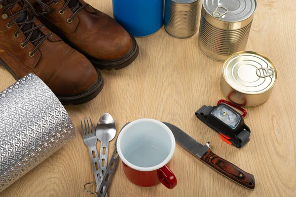 Imagem Ferramentas Acampamento Uma Mesa Tanque Gás Latas Etc Pronto — Fotografia de Stock