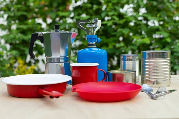 Foto Van Kampeergereedschap Een Tafel Gastank Blikken Enz Klaar Het — Stockfoto