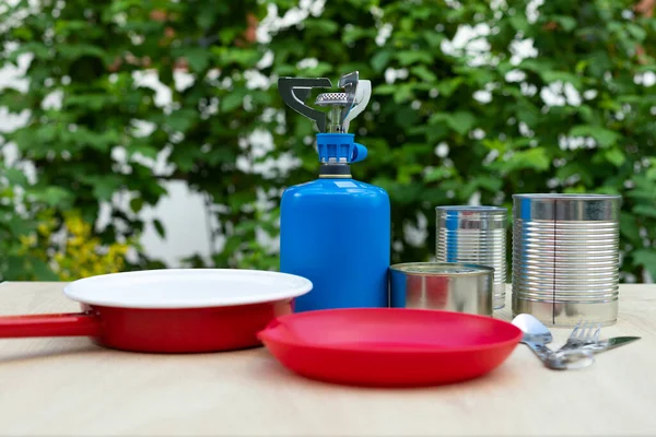 Foto Van Kampeergereedschap Een Tafel Gastank Blikken Enz Klaar Het — Stockfoto