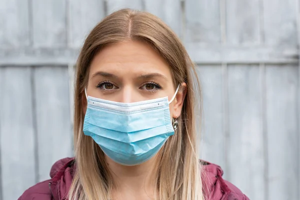 Mujer Joven Caucásica Con Máscara Quirúrgica Aire Libre Covid Cuarentena —  Fotos de Stock